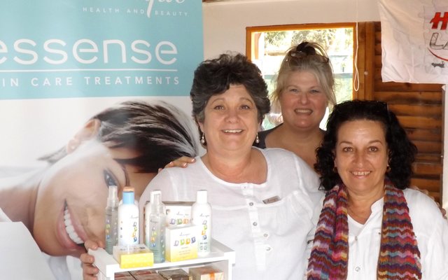 Anniquespan Voor: Danita Visser en Marina Grove (La Bellezza Salon) en agter: Monica Hayes (Gansbaai Courant)